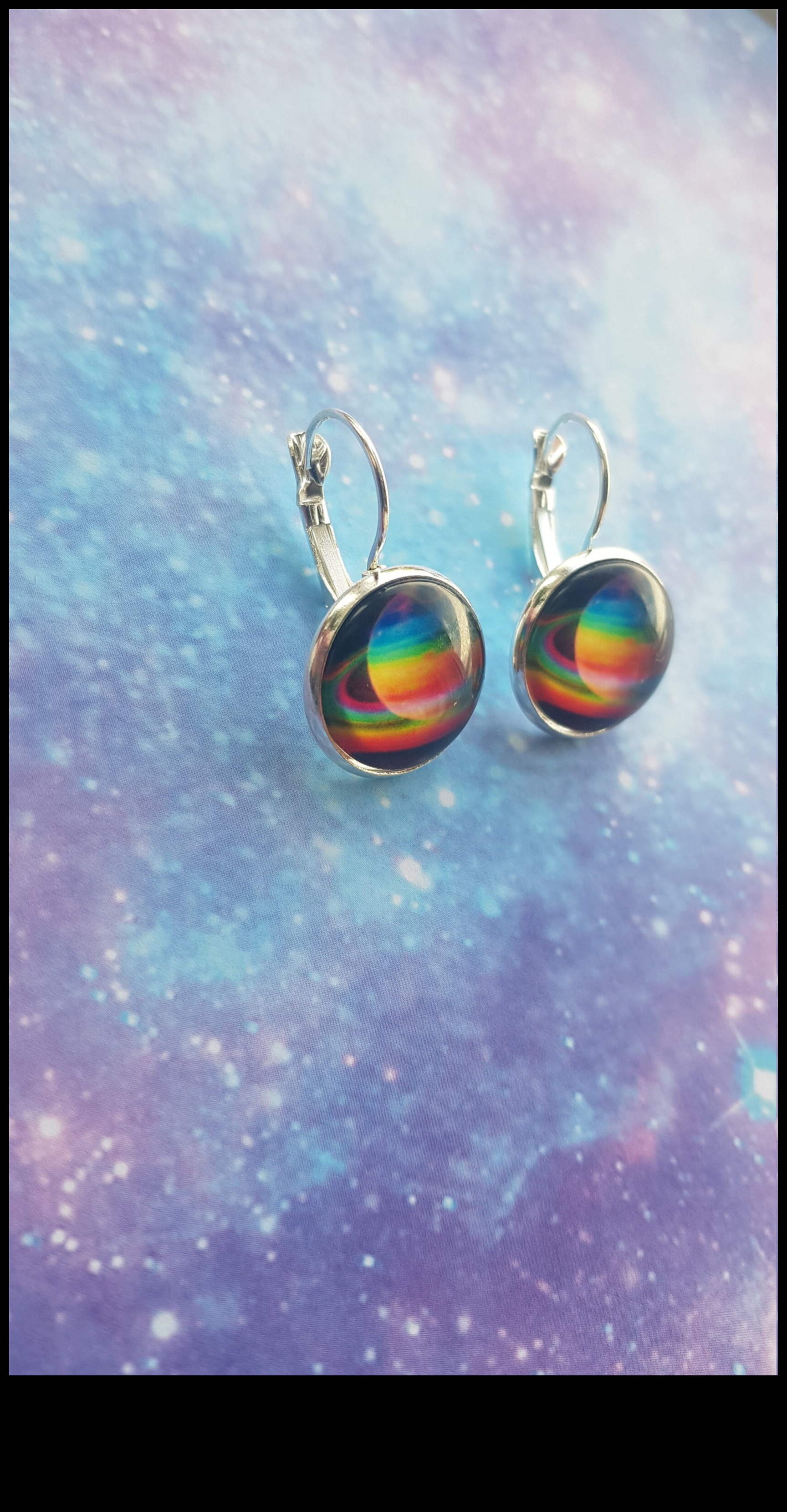 Mirdzošā galaktika: dodieties starojuma ceļojumā ar mūsu galaktikas auskariem