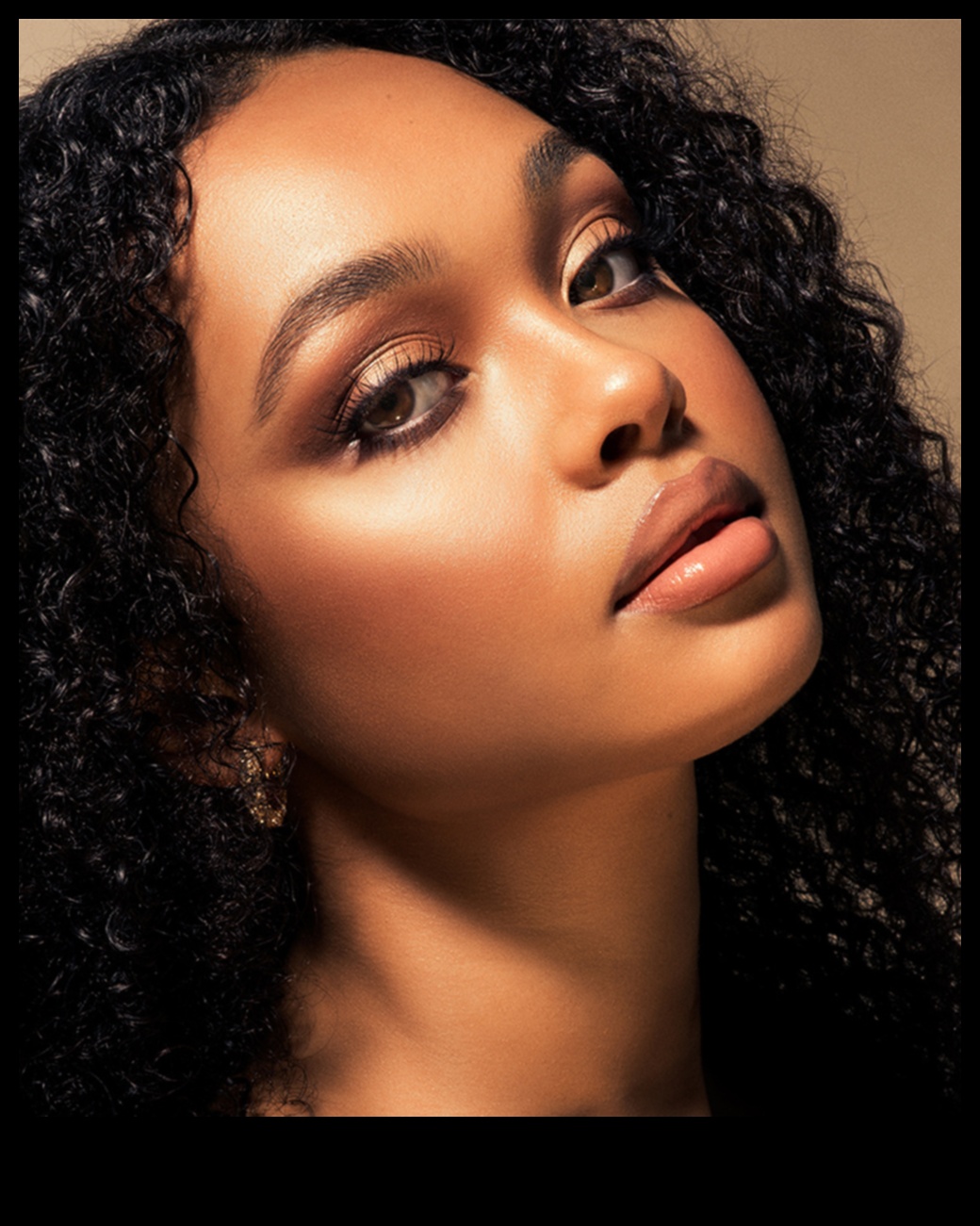 Zelta mirdzums: izgaismojiet savu stilu ar mirdzumu