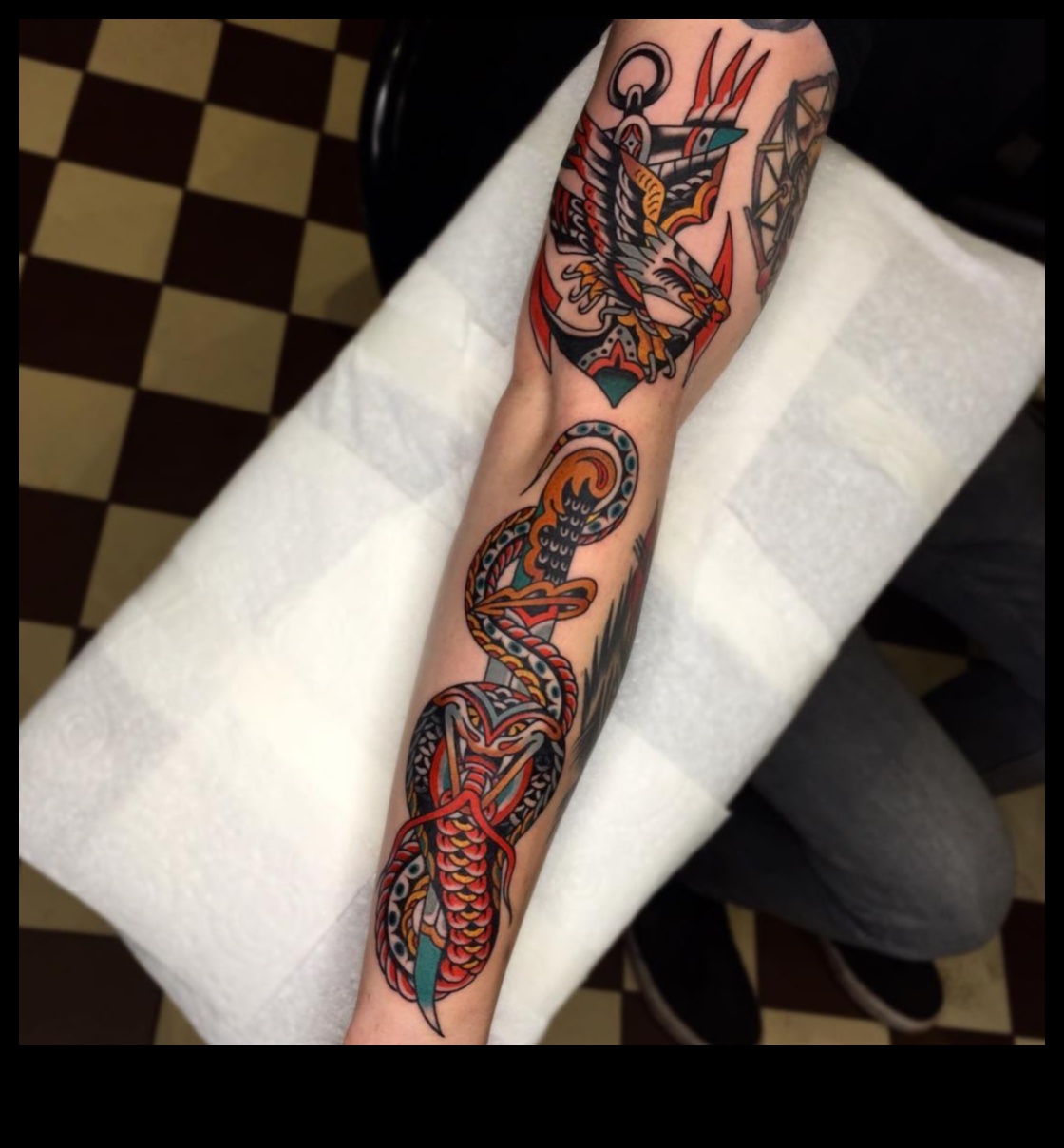 Mūžīgā klasika: laika pārbaudīts skaistums tradicionālajos tetovējumu stilos