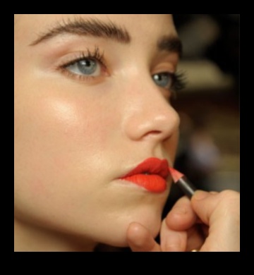 Lūpu kontūrzīmulis visiem vecumiem: pielāgojiet savu grima rutīnu, kļūstot vecākam