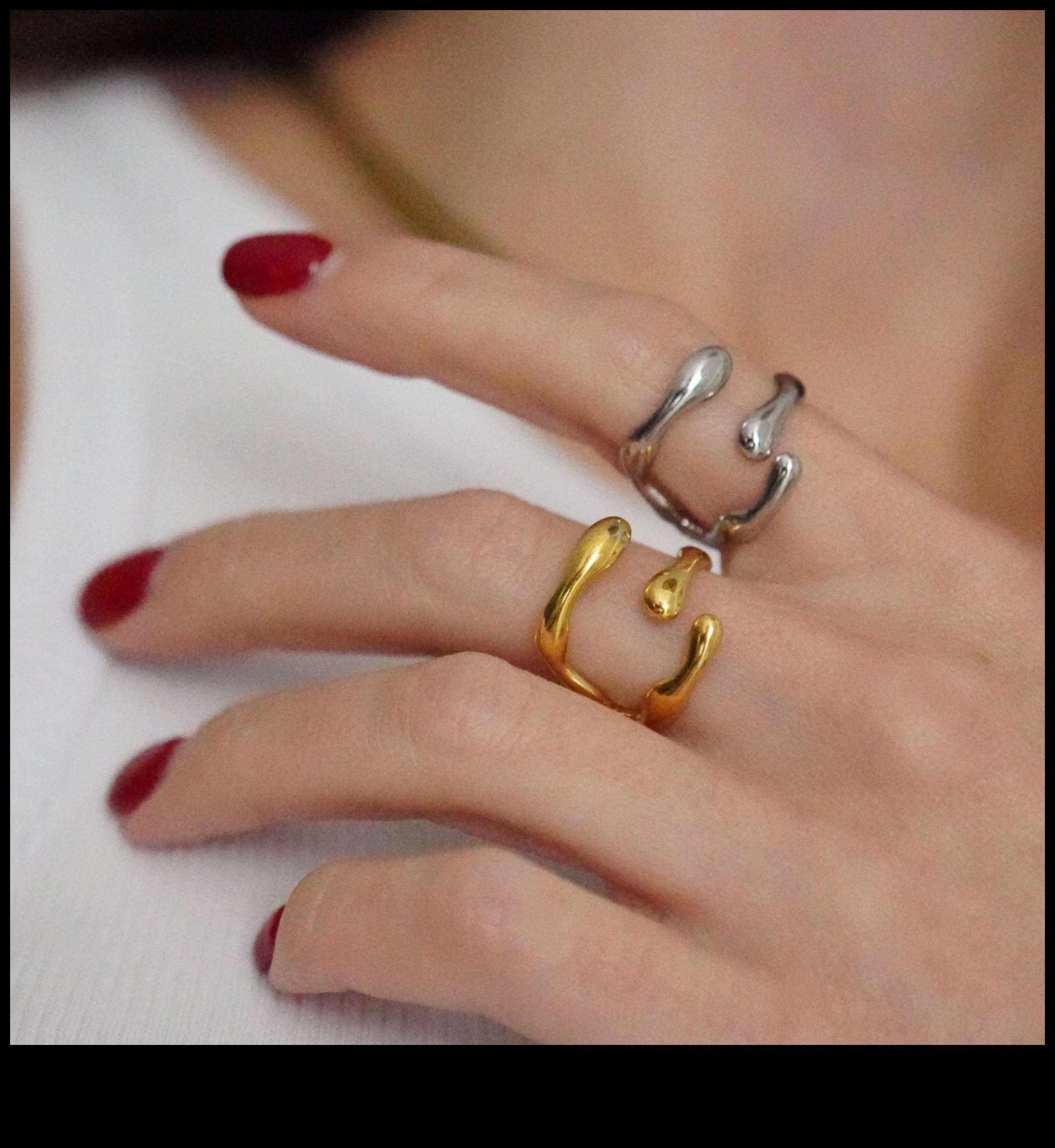 Eleganta vienkāršība: vienkāršs stils ar klasiskām dārgakmeņiem