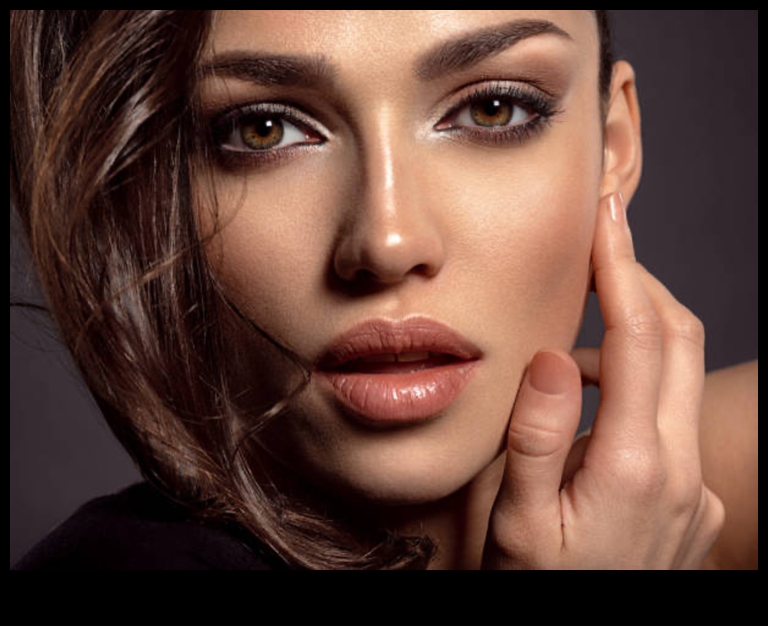 Glam Perfection: Profesionāla apdare ar krāšņu grimu