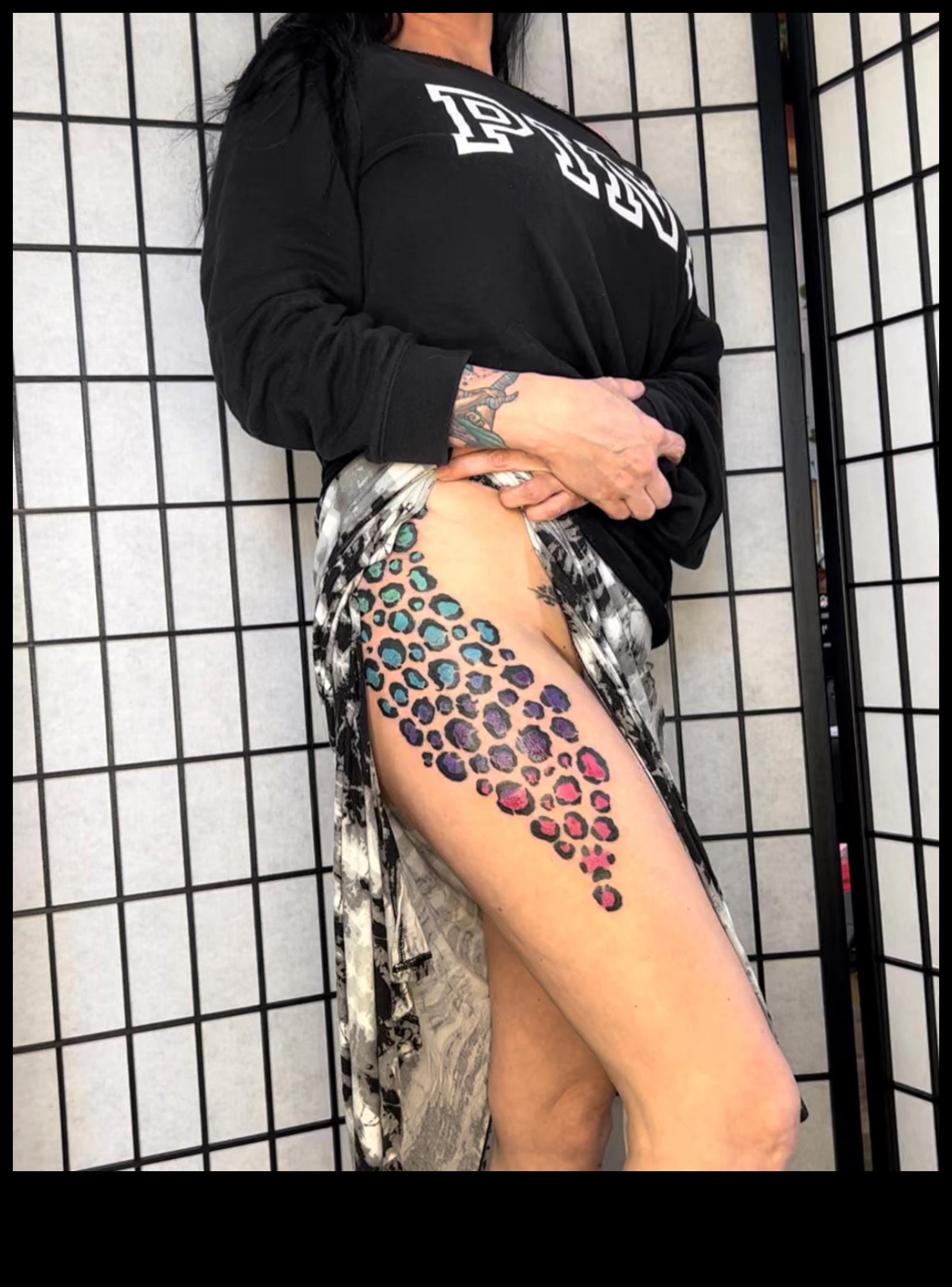 Tintes iespaidi: paceliet stilu ar drosmīgiem kāju tetovējumiem