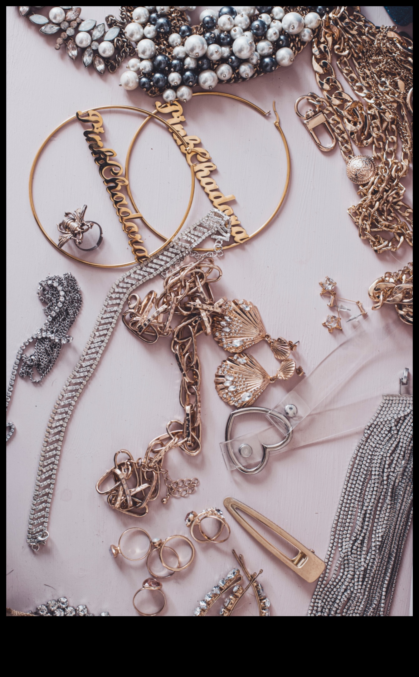 Atklājiet modes juvelierizstrādājumu maģisko aksesuāru mākslu, kā piešķirt savam izskatam personiskuma un stila pieskārienu ar nevainojamām rotaslietām 1 Atklājiet aksesuāru mākslu: modes juvelierizstrādājumu maģija