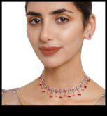 Bagātīgi ornamenti apžilbina jūsu kaklu izmantojot greznu kaklasiksnu dizainu