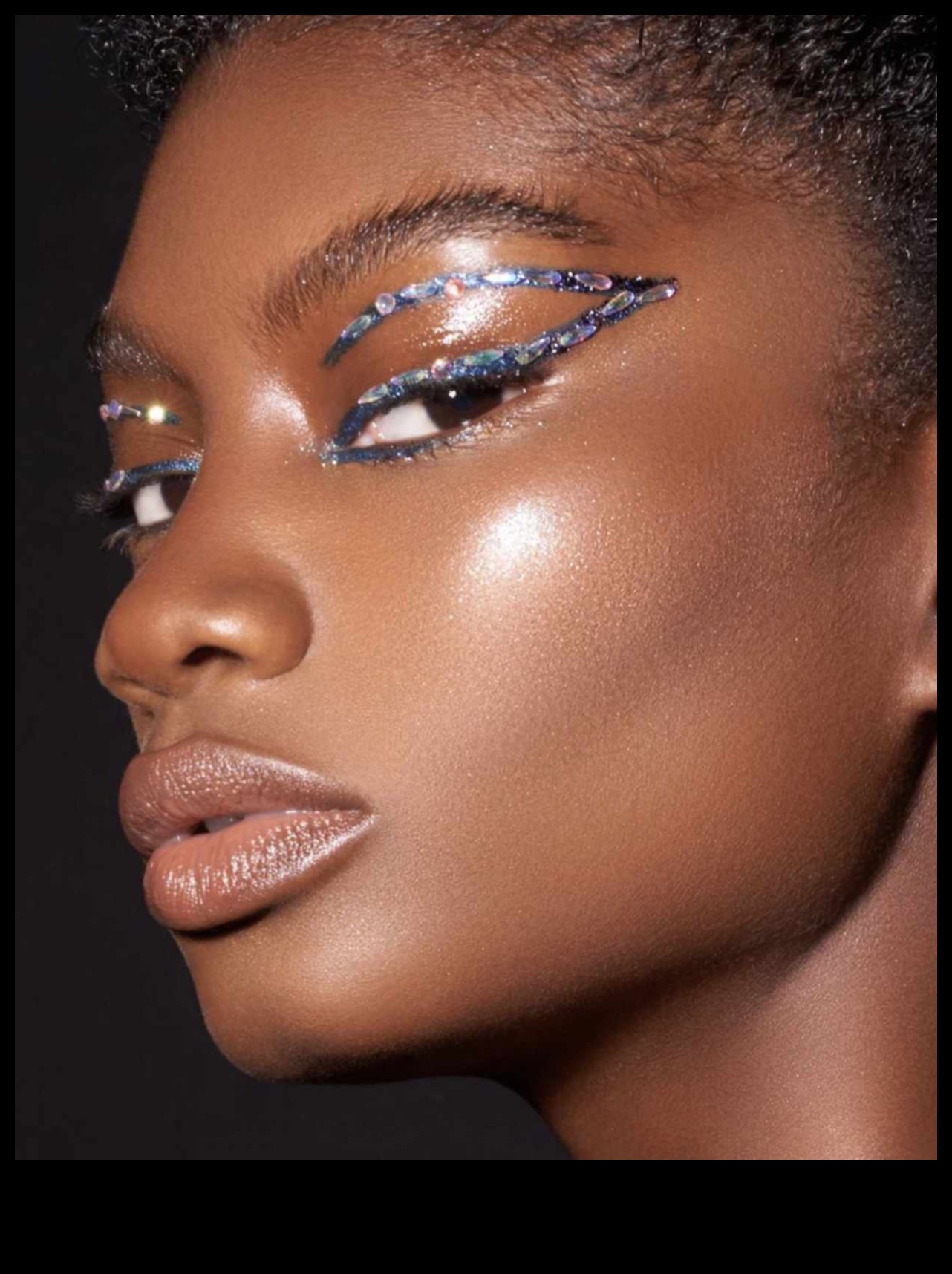 Glam un Glitterati: Navigācija mirdzuma pasaulē grima stilos