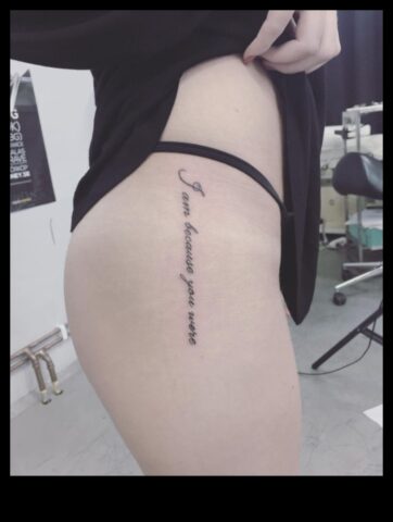 Tintes iespaidi, treknrakstā izteikti kāju tetovējumi, cenšoties uzlabotu jūsu stilu